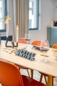 een tafel met twee glazen wijn erop bij 2-BR Haven in Antwerp in Antwerpen