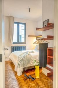 een slaapkamer met een bed en een tafel met schoenen op de vloer bij 2-BR Haven in Antwerp in Antwerpen