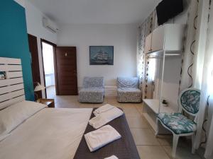 1 dormitorio con 1 cama y 2 sillas en Locanda Diana, en Iseo