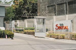 un edificio con un cartel que lee un alquiler en 2 BR Unit in the heart of Iloilo Self Check-in en Iloílo