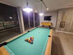 a pool table in a room with a pool ball at Encantador Apartamento en la mejor ubicación in Punta del Este