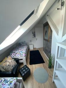 Habitación en el ático con cama y escalera en Ferienwohnung Anni en Dörfles