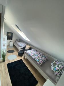 sala de estar con 2 sofás y sofá en Ferienwohnung Anni en Dörfles