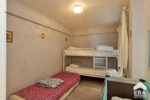 Una pequeña habitación con dos literas. en Yquem 0601, en Oostduinkerke