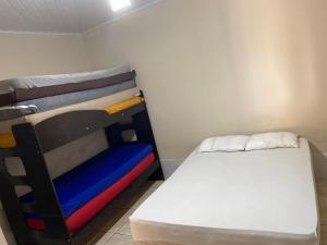 - une chambre avec 2 lits superposés dans l'établissement Pousada clair, à Ibitirama