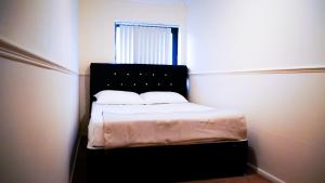 מיטה או מיטות בחדר ב-4 Bedroom House Near Birmingham Airport and NEC