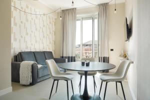 un soggiorno con un tavolo e un divano di HL Exclusive Apartment - Duomo, Galleria Unione 3 a Milano