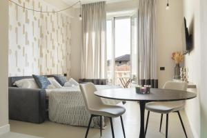 un soggiorno con un letto e un tavolo di HL Exclusive Apartment - Duomo, Galleria Unione 3 a Milano