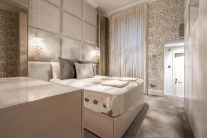 1 dormitorio con 1 cama extragrande y baño en Stay Trafalgar Square, en Londres