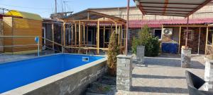 una casa en construcción con piscina en ARBA hotel, en Ereván