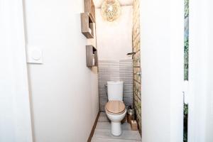 a small bathroom with a toilet in a room at Belle maison et jardin à Pessac 10 pers in Pessac +19 photos