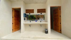 una camera con un acquario appeso a un muro di Azul Maria Bacalar a Bacalar