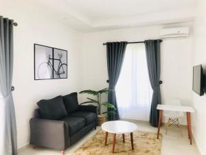 salon z kanapą i stołem w obiekcie House4 w mieście Lekki