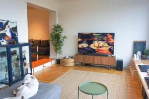En TV eller et underholdningssystem på Pet-friendly Modern Loft with an Amazing Garden