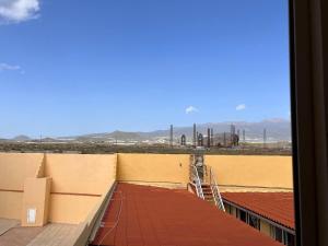 vista sul tetto di un edificio di Integral surf yoga a El Médano