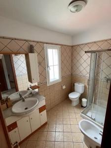 a bathroom with two sinks and a toilet and a window at Integral surf yoga in El Médano