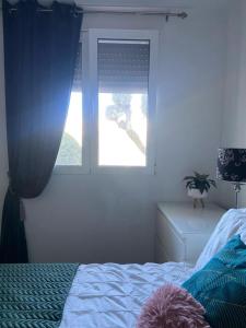 een slaapkamer met een bed en een raam bij Lovely Apartment Orba Alicante in Orba