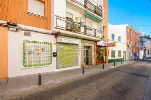Ulica z budynkiem z bramą w obiekcie My City Home- Cozy apartment at Aravaca w Madrycie
