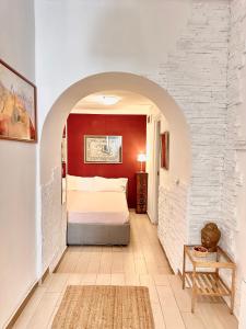 1 dormitorio con cama y pared roja en Santa Clara, en Nápoles