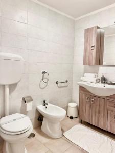 ナポリにあるSanta Claraの白いバスルーム(トイレ、シンク付)