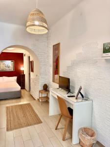ナポリにあるSanta Claraのベッドルーム1室(ベッド1台、デスク、コンピュータ付)