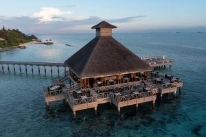 una vista aerea di un ristorante sull'acqua di Huvafen Fushi a Atollo di Malé Nord