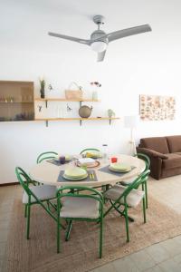 een tafel en stoelen in een woonkamer met een plafond bij Welcome Traveller Charm Costabella in Bardolino