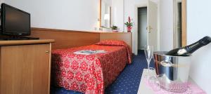 ein Hotelzimmer mit einer Flasche Wein in einem Eimer in der Unterkunft Hotel Sirius Riccione in Riccione