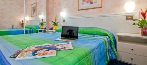 Postel nebo postele na pokoji v ubytování Hotel Sirius Riccione