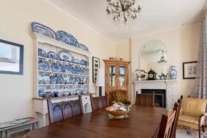 a dining room with blue and white dishes on the wall at BnB-side in Portland