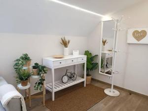 een kamer met een witte kaptafel en een spiegel bij Apartamento RyR in Padrón