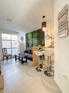 cocina y sala de estar con mesa en Apartamento San Juan 2 en Murcia