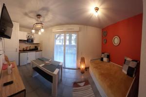 Televisyen dan/atau pusat hiburan di Appartement du Chamois Roux, dans résidence de tourisme 3 étoiles