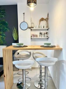 kuchnia z drewnianym blatem ze stołkami pod nim w obiekcie Apartamento San Juan 2 w Murcji