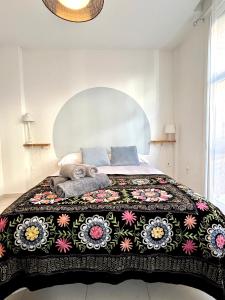 Un dormitorio con una cama grande con una manta. en Apartamento San Juan 2 en Murcia