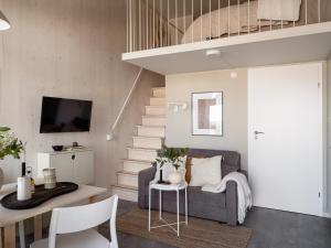sala de estar con sofá gris y escaleras en Waterfront Cabins en Gotemburgo