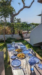 una mesa con platos azules y blancos de comida. en Misty Villa Powered by TSC en Pussellawa