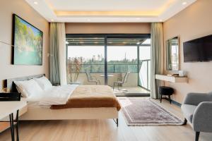 - une chambre avec un lit et un balcon dans l'établissement Studio with Terrace 5 min to Coast, à Istanbul