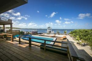 une terrasse avec une piscine et l'océan dans l'établissement The spot in Tarpon Bay, à San Pedro