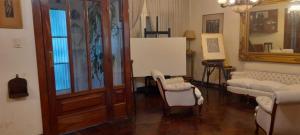 a living room with a couch and a table at LA MENDOZA in San Miguel de Tucumán