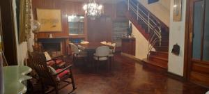 une salle à manger avec une table, des chaises et un escalier dans l'établissement LA MENDOZA, à San Miguel de Tucumán