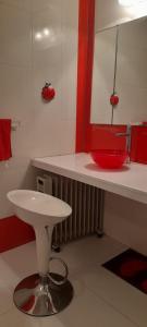 W białej łazience znajduje się umywalka i lustro. w obiekcie LA MENDOZA w mieście San Miguel de Tucumán