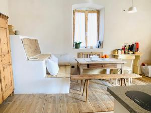 cocina con mesa de madera y comedor en Medemaistro, en Faver