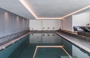 uma piscina com uma mesa e uma cadeira ao lado em Dornsberg Panoramic Apartments em Scena