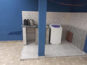 a room with a trash can and a counter in a room at Pousada com Flat e Suites Expo São Paulo, Aeroporto Congonhas, Zoologico in São Paulo