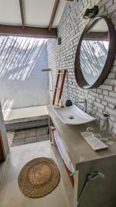 uma casa de banho com um lavatório e um espelho em Misty Villa Powered by TSC em Pussellawa