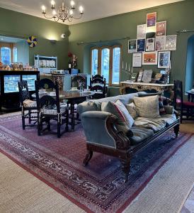 Claregalway Castle في كلير جالاوي: غرفة معيشة مع أريكة وطاولة وكراسي