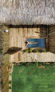 Casa con techo de paja y piscina en Vila Flor Studios, en Praia de Moitas