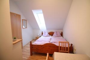 una camera da letto con un letto con cuscini rosa di Privatzimmer Fam. Führer a Ottenschlag