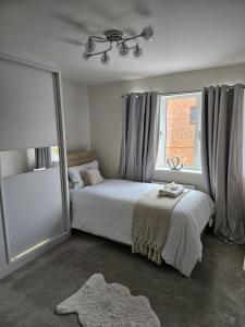 um quarto com uma cama grande e uma janela em The JN Grove em Peterborough